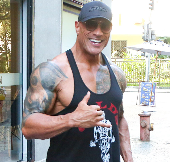Sorridente, Dwayne Johnson, o The Rock, deixa academia no Rio de Janeiro