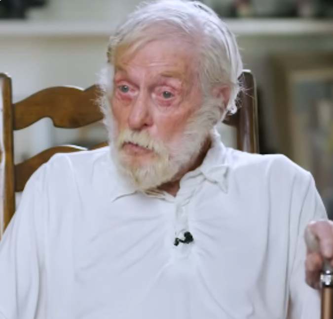 Com 100 anos de idade, ator de <i>Mary Poppins</i> curte passeio ao lado da esposa