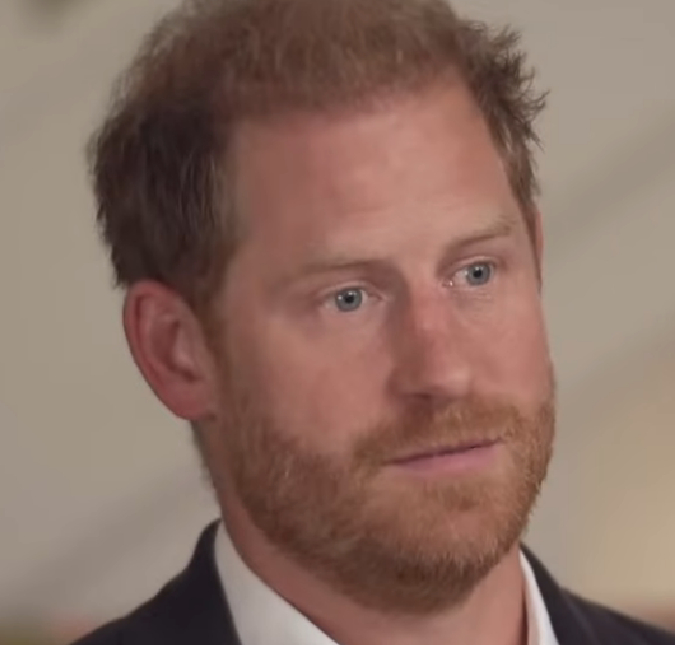Príncipe Harry chega ao Reino Unido sem a companhia da esposa e dos filhos
