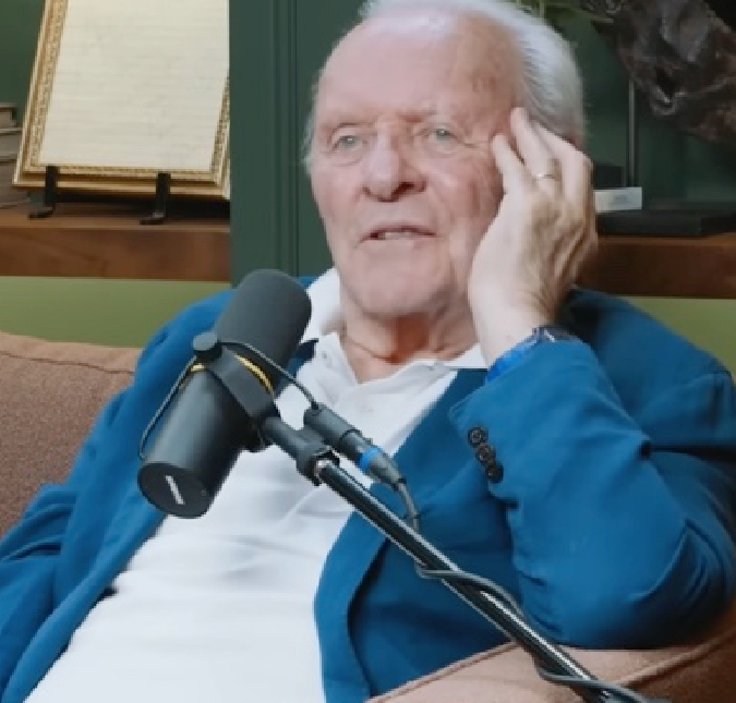 Anthony Hopkins faz rara aparição ao lado da esposa e brinca com rivalidade na Copa: <i>Somos todos vencedores</i>