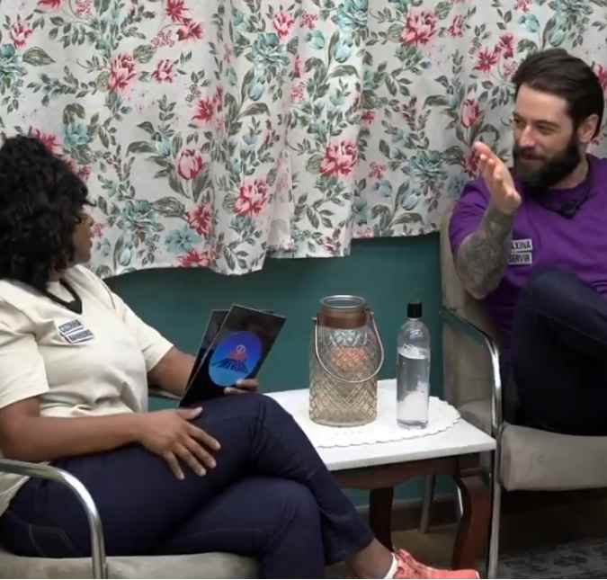 Podcast improvisado rende risadas e brincadeiras entre os moradores durante a madrugada da <i>Casa do Patrão</i>