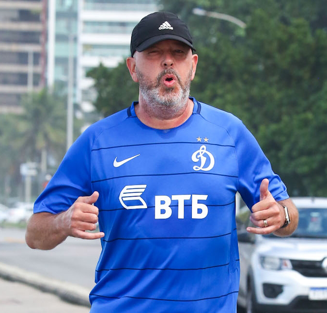 Alex Escobar surge correndo na orla da praia após passar mal e ser afastado da Copa