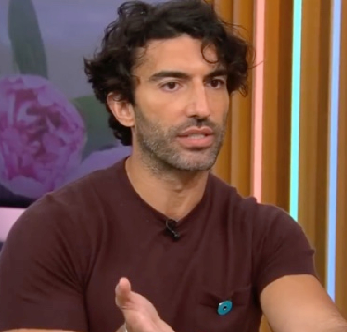 Justin Baldoni quebra silêncio ao lado da esposa sobre processo contra Blake Lively: <i> - Há tanta coisa pra dizer</i>