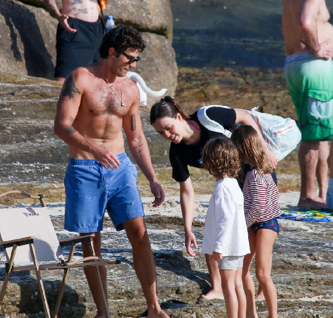 Chay Suede curte praia ao lado da esposa e dos filhos durante folga de <i>Quem Ama Cuida</i>
