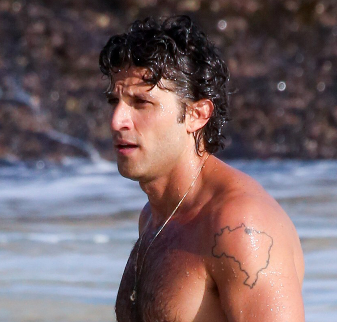 Chay Suede curte praia com os filhos durante folga de <i>Quem Ama Cuida</i>