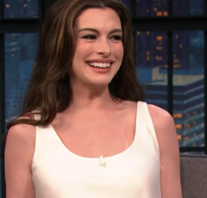 Anne Hathaway exibe barriga de grávida com vestido de seda; veja