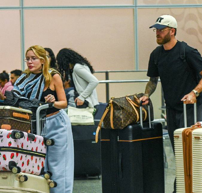 Após anunciarem noivado, Karoline Lima e Léo Pereira desembarcam no Rio de Janeiro