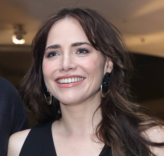 Ao lado do elenco de <i>Quem Ama Cuida</i>, Letícia Colin diverte <i>web</i> com manual de etiqueta para atores em cena