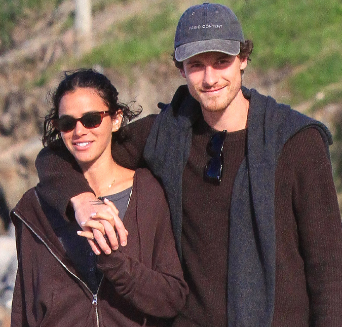 Com <i>looks</i> combinando, Bruna Marquezine e Shawn Mendes curtem passeio na praia