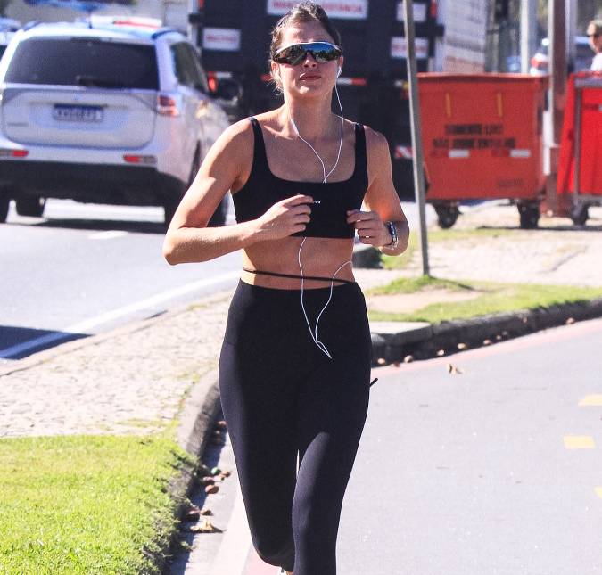 Agatha Moreira é flagrada correndo na orla do Rio de Janeiro