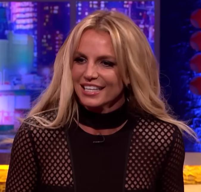 Britney Spears faz postagem enigmática com roupinhas de bebê e agita a <i>web</i>