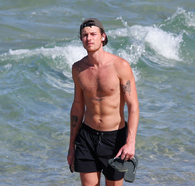 Shawn Mendes curte dia de sol no Rio de Janeiro e joga altinha na praia