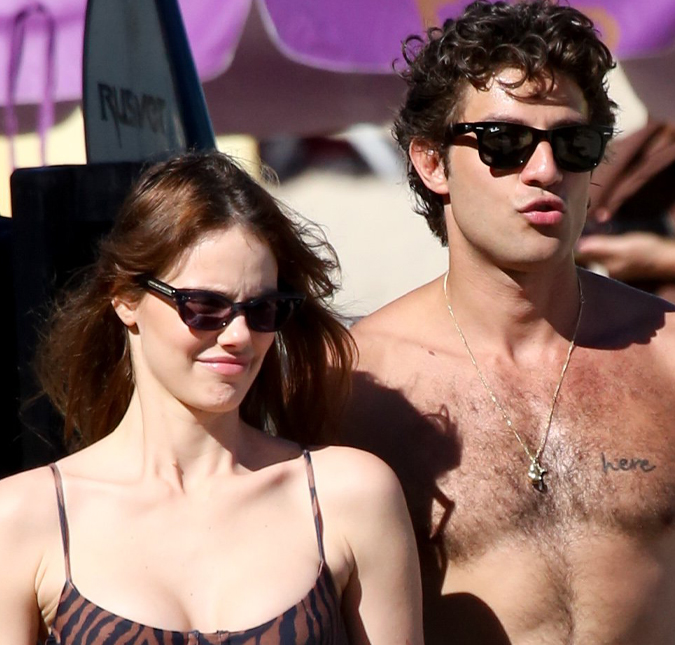 Laura Neiva e Chay Suede aproveitam o dia na praia com os filhos no Rio de Janeiro