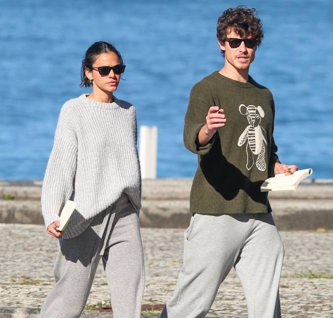 Bruna Marquezine e Shawn Mendes trocam carinhos em quiosque de praia no Rio de Janeiro