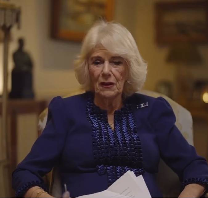 Rainha Camilla posa em retrato oficial pelos 79 anos de idade e presta homenagem à Rainha Elizabeth II com detalhe especial