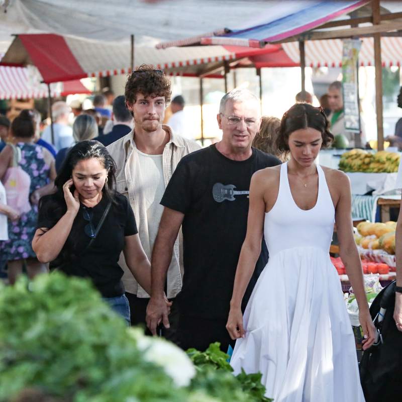 Shawn Mendes vai à feira com Bruna Marquezine e sogros