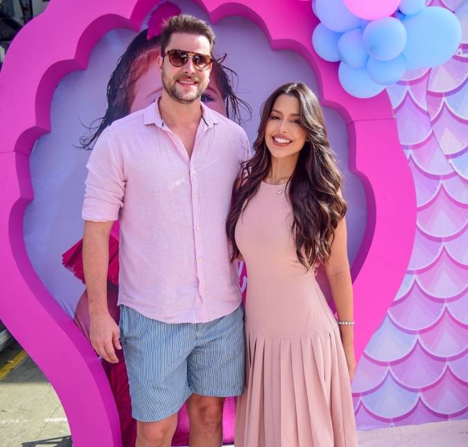 Ex-<i>BBBs</i> Laís Caldas e Gustavo Marsengo fazem ensaio <i>newborn</i> com a filha: <i>O amor mora aqui</i>