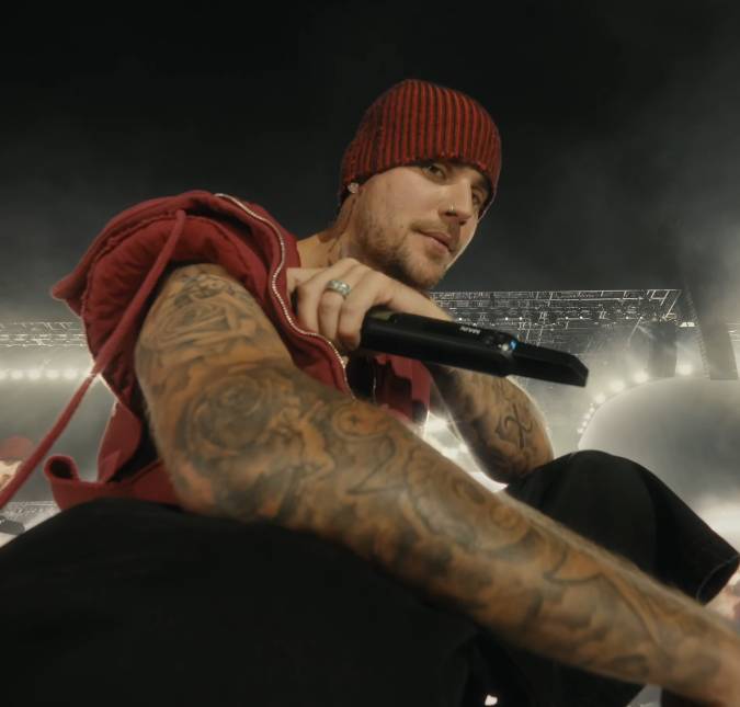 Todo desenhado! Confira as diversas tatuagens que Justin Bieber tem pelo corpo