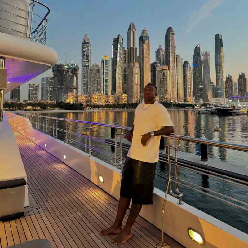 Viagens, carrões, closet enorme... Veja o que sabemos sobre a vida luxuosa de Vini Jr.