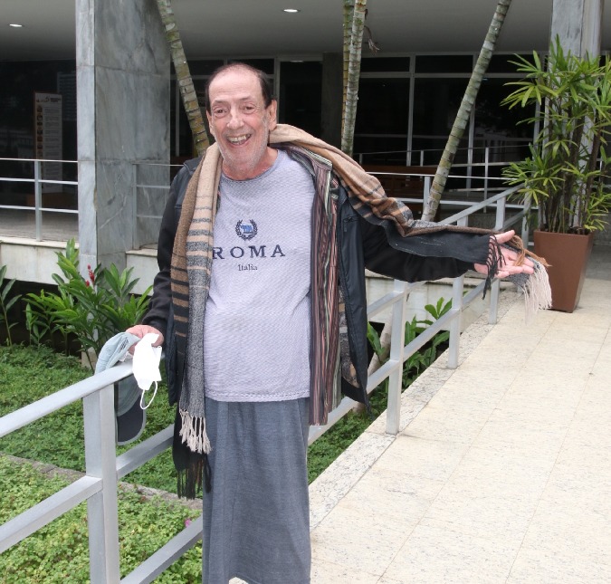 Marcos Oliveira recebe alta do hospital e agradece carinho: <i>Vamos em frente</i>
