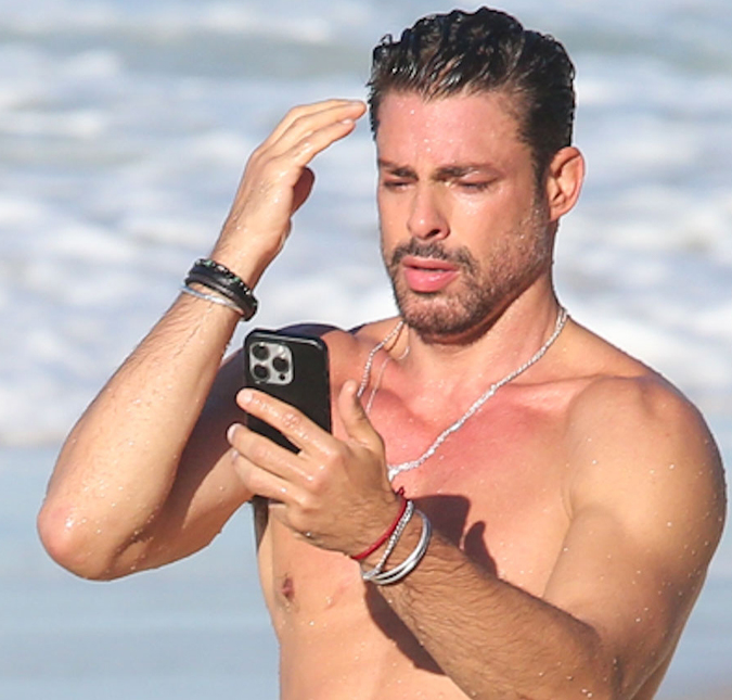 Cauã Reymond exibe boa forma durante dia de sol na praia no Rio de Janeiro
