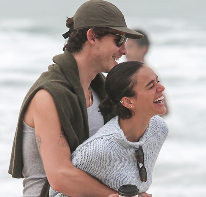 Apaixonados! Shawn Mendes e Bruna Marquezine trocam carinhos durante passeio na praia