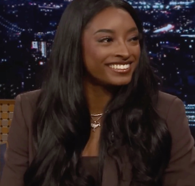 Simone Biles realiza procedimento cirúrgico e tranquiliza fãs ao posar com marido