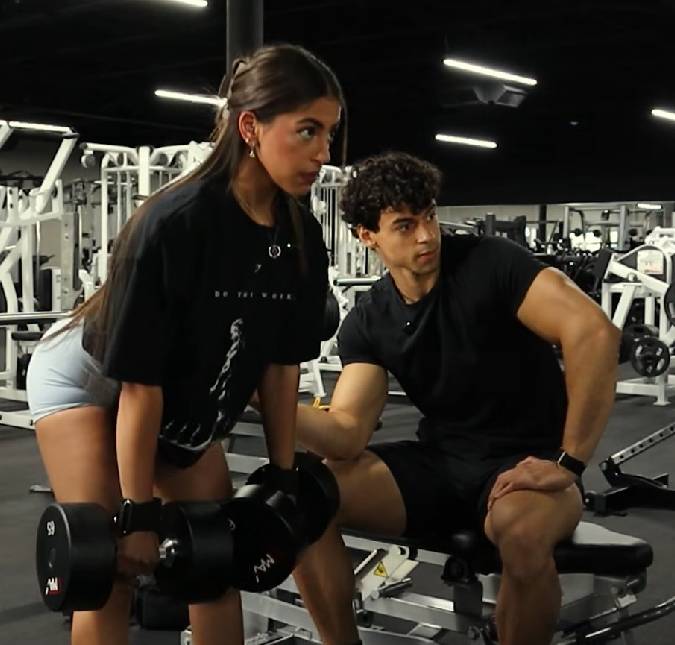 Filho de Xanddy e Carla Perez faz ensaio pré-<i>wedding</i> na academia com noiva