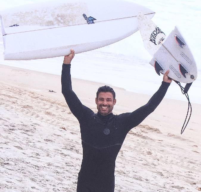 Cauã Reymond passa por perrengue enquanto praticava surfe no Rio de Janeiro