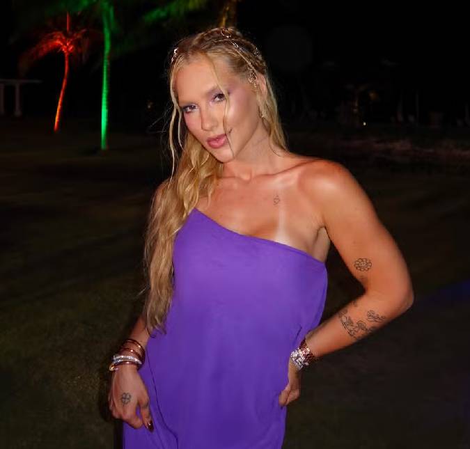 Virginia surge em evento temático na Jamaica: <i>Festa do roxo</i>