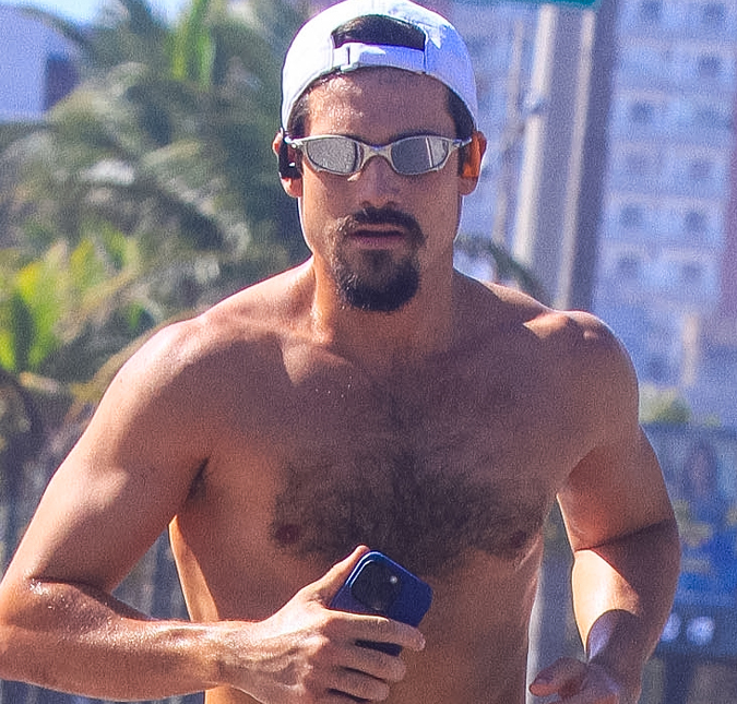 Nicolas Prattes exibe boa forma durante corrida na orla da Barra da Tijuca