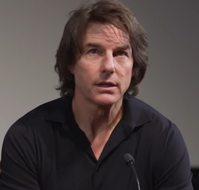 Tom Cruise está devastado após filha retirar sobrenome, afirma <i>site</i>