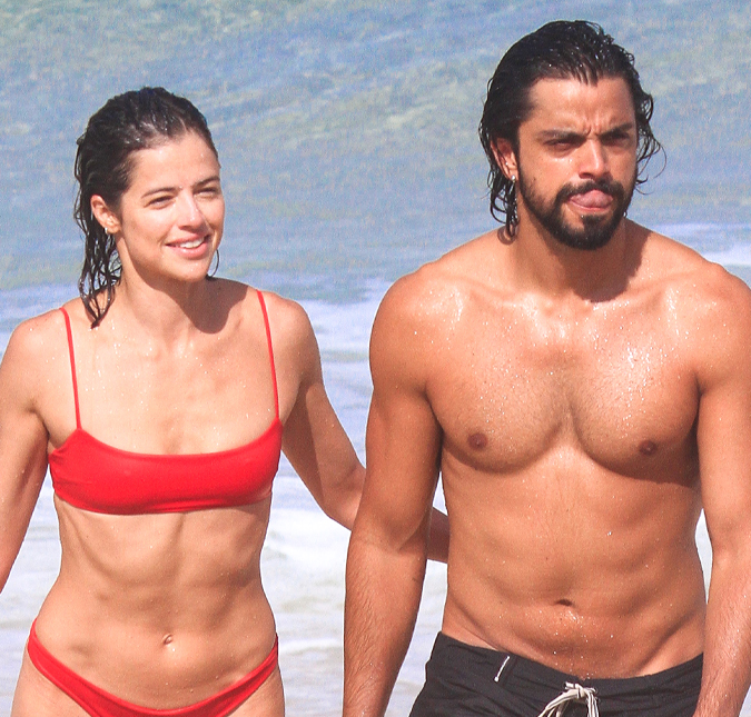 Agatha Moreira e Rodrigo Simas curtem dia de sol na praia da Barra da Tijuca