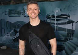Lucas Lima compartilha registros ao beijos com namorada, Nina Forlin