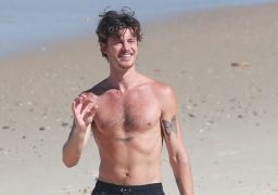Shawn Mendes volta atrás após recusar foto e consola fã que chorava
