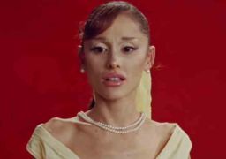 Ariana Grande faz desabafo em <i>show</i> sobre decisão de pausar a carreira: <i>Não foi uma reação impulsiva</i>