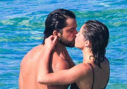 Agatha Moreira e Rodrigo Simas curtem dia de sol e trocam carinho em praia do Rio de Janeiro