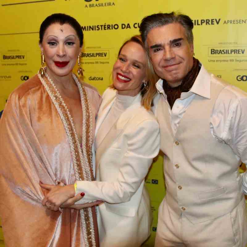 Mariana Ximenes prestigia Claudia Raia e Jarbas Homem de Mello no espetáculo <I>Tarsila, a Brasileira</i>