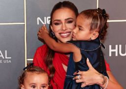 Bruna Biancardi não fala com a imprensa e posa com as filhas durante leilão beneficente do Instituto Neymar Jr