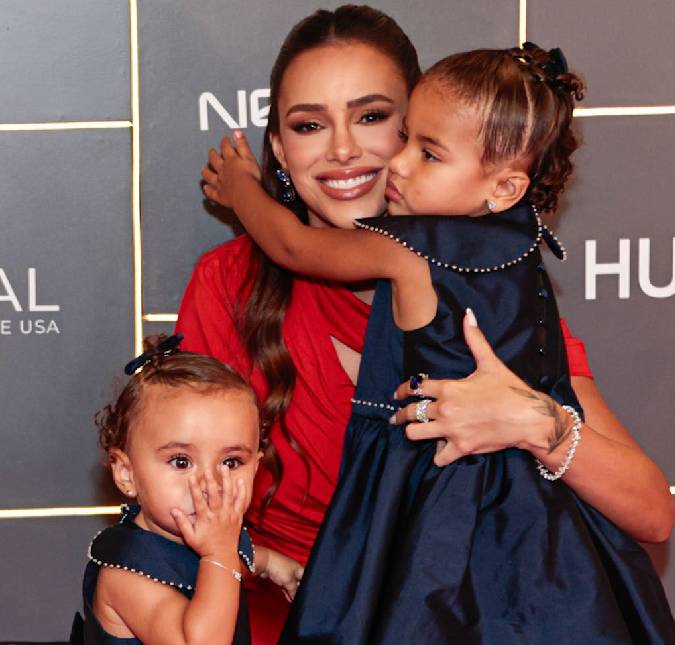 Bruna Biancardi posa com as filhas durante leilão beneficente do Instituto Neymar Jr