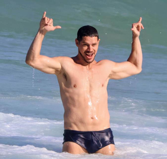 José Loreto aproveita folga nas gravações de <i>Quem Ama Cuida</i> com mergulho em praia do Rio de Janeiro
