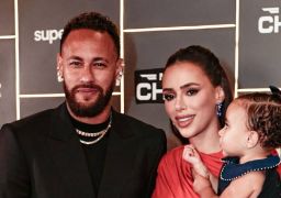 Neymar Jr. rouba a cena ao lado da família em leilão de seu instituto e declara: - <i>Sou um cara muito realizado</i>
