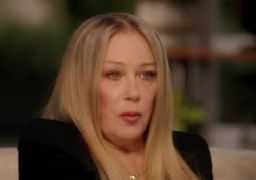 Christina Applegate celebra retorno para casa após longa internação: <i>Está muito bem</i>