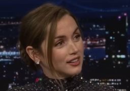 Após rumores de <i>affair</i> com Tom Cruise, Ana de Armas é fotografada aos beijos com cantor