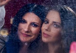 Em parceria com Sandy, Laura Pausini lança versão em português de <i>Quando Chove</i>