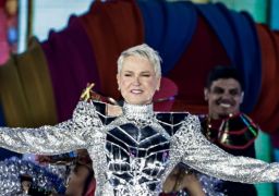 Além de Shawn Mendes... Relembre os famosos que já se fantasiaram de Xuxa Meneghel