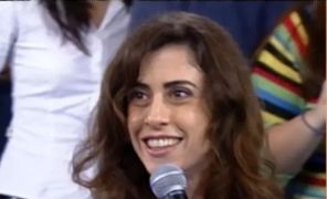 Fernanda Torres cantando, Kaká tentando dar estrela... Relembre os micos que famosos já pagaram no <i>Altas Horas</i>
