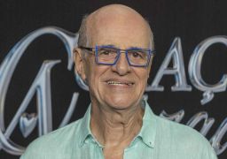 Marcos Caruso se emociona ao revisitar mais de 50 anos de carreira