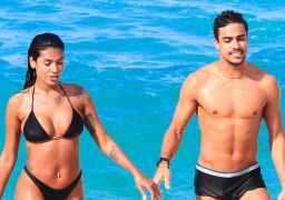 Apaixonados! Pocah e namorado curtem mar, futevôlei e trocam beijos na praia