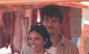 Com pintura, festa e muita cantoria, fundador de aldeia em Angola mostra momentos da viagem de Bruna Marquezine e Shawn Mendes